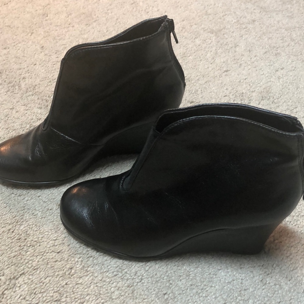 Aerosoles Black leather booties